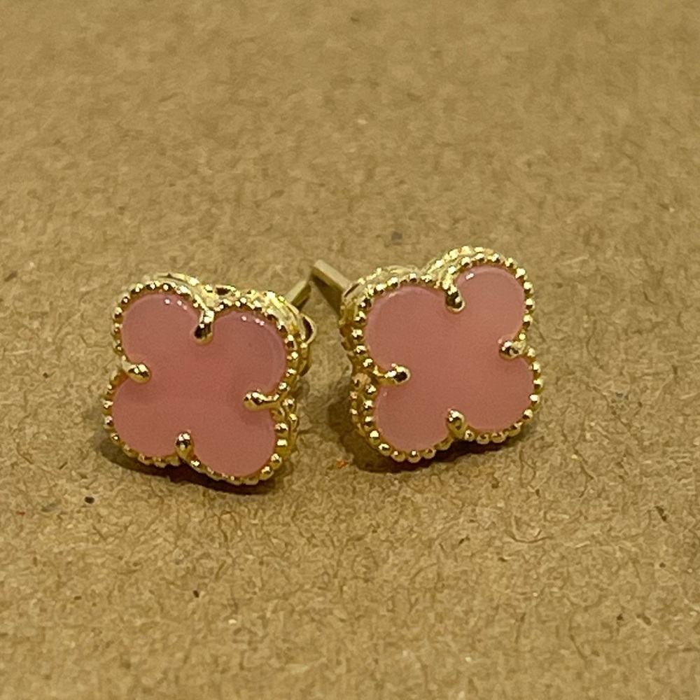 18 k Clover Earrings in Pink.